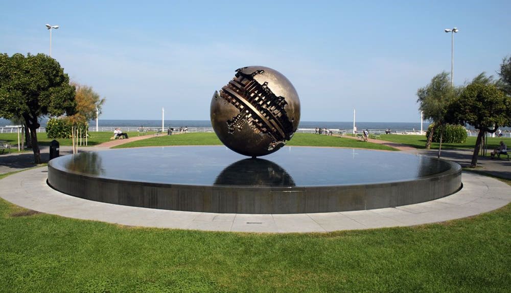 Sfera Grande La palla Di Arnaldo Pomodoro A Pesaro sfera-grande-la-palla-di-arnaldo-pomodoro-a-pesaro